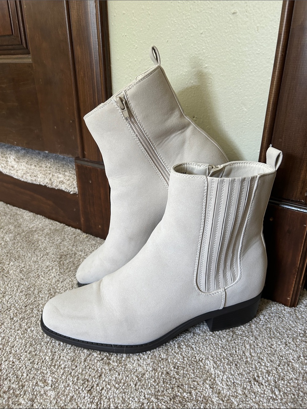 MAURICE'S Size 9 Suede Cream Ankle Boots - Classic Zip Chelsea Style